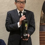 bb9 - ワインの説明をしています