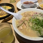 丸源ラーメン - 2310_丸源ラーメン 吹田千里店_鶏白湯 炙り鶏そば＠890円、鉄板玉子チャーハン(小)＠250円_この肉団子が意外と美味しいんです。