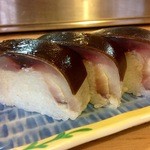 Sushi Tomi - 鯖寿司。祭りの時期は、特にコレコレって感じです。