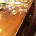 クイーンエンジェル - 重厚な木目カウンター