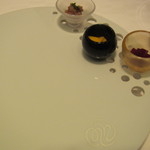 アミューズをお皿の穴に入れます♪