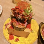 Nikuzushi Taishuuniku Kappou Koikoi - 雪崩ユッケ肉寿司