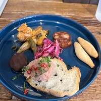 ricont - タパスの盛り合わせ　手前からリエット、栗を煮たもの、わかさぎと牡蠣のフリット、サラミ、スペインのクラッカー的なものに真ん中ムラサキキャベツのマリネ