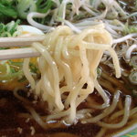 みやこ屋 - 多加水系の軽くカールした中太麺