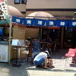 江の島 漁師亭 - お店外観です、この右手のお店が「とびっちょ」さんになります