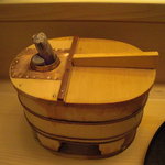 京懐石 吉泉 - たる源の木桶。