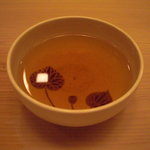 京懐石 吉泉 - オトモが来るまで、ほうじ茶。