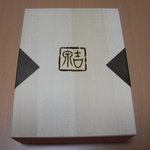 京懐石 吉泉 - 刻印入りで立派な木箱です。