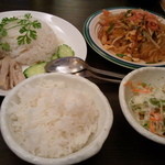 タイ屋台居酒屋 マリ - Ｂランチは好きな料理を２品組み合わせられ、ボリュームたっぷりだ！