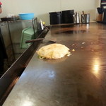 まんてん - 玉子広げて・・・本体に生地垂らして玉子の上にひっくり返し、キャベツを蒸します。ﾍU^ｪ^U ｵﾃ!