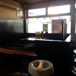 まんてん - テーブル席二卓、座敷で一卓あります。
