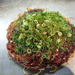 完成のそば入りお好み焼き・・・Ｕ・ェ-Ｕ⌒☆Wink!・・・一味唐辛子で大満足!!!U￣ー￣U ﾆﾔﾘ