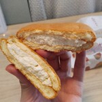 六花亭 - 醍醐はパッションフルーツピューレが入っており、少し酸味を感じます