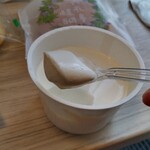 六花亭 - 六花の森ヨーグルトはねっとり濃厚。生クリームが原材料に使われていました