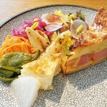 MAISON INCO - ベーコンキッシュとオードブル　野菜も美味しいです。