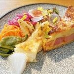 MAISONINCO - ベーコンキッシュとオードブル　野菜も美味しいです。