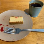 MAISON INCO - ベイクドチーズケーキ　北海道とオーストラリアのクリームチーズブレンドとのこと。上のクランブルクッキーがサクサク。買って帰りました。