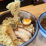 こりく - こりく　つけ麺(税込850円)
            全粒粉麺なので小麦の甘みはあると思いますが、魚介系の味わいが主張してきます。
            個人的には豚骨系よりも好みなはずですがそこまでヒットせず。(^_^;)