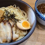 こりく - こりく　つけ麺(税込850円)
            トッピングは叉焼、煮卵、メンマ、刻み海苔
            縮れ全粒粉麺は冷やした麺
            醤油ダレをラーメンスープ【鶏ガラ&豚骨&いりこと鯖節の魚介出汁&香味油のブレンド】で割ってあります