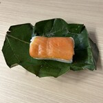 草もち　柿の葉すし　徳岡 - 料理写真:柿の葉寿司（鮭）