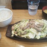 Bikkuritei Honke - 焼肉(1.5人前)ご飯(中)   味噌汁  生ビール