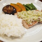 キッチン ブルー グローブ - 色々なソースがあるので、ご飯を乗せます