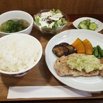 キッチン ブルー グローブ - 豚ロースソテー　トリュフ塩仕立ての長惣のデュクセル添え