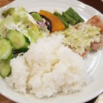 キッチン ブルー グローブ - 残りのご飯、サラダ、お新香も乗せてワンプレート