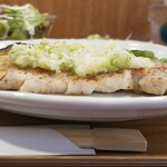 キッチン ブルー グローブ - 豚ロースソテーは、そこそこの厚さ、細くカットされています