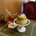 喫茶coniwa - プリン、シャインマスカットのせ＋屋久島の和紅茶