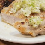 キッチン ブルー グローブ - ロースソテーにデュクセルを乗せます