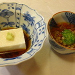 左：ゴマ豆腐、右：粒蕎麦