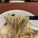 酒肴場 屯 - ツルパツの全粒粉入り細ストレート麺は抜群の食感