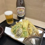 本格派博多うどん はし田たい吉 - 野菜天¥300、ごぼう天¥200、瓶ビール（中）¥600