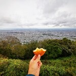 ボストンベイク - ピロシキ食べて平和な世を願う(藻岩山にて)