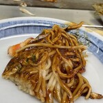 あまんじゃく - 焼き目カリッと香ばしい麺は加水率低めのコシのある中華麺