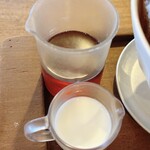 cafe zakka  hinatabocco - ミルクとシロップ