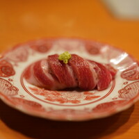 日本料理 たかむら - 鮪の握り：シャリはミツカンの幻の赤酢仕様