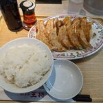 餃子の王将 - 餃子2人前（クーポン利用で297円）とライス中 （187円）