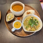 Kitchen おとわ - 上がやまぶきカレー　下が小柱と刻み昆布のバター醤油パスタ