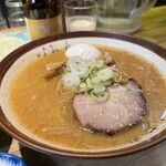 すみれ - 味噌ラーメン 普通盛 1100円、半熟ゆでたまご 200円
            2023年10月7日