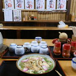 オハラうどん - 目の前には有名力士の手形とサインがある