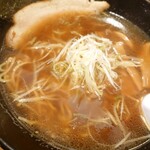 麺屋 志乃助 - 醤油ラーメン。麺半分。