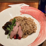 Gion Duck Noodles - ロース肉の下の方にベリーソースが