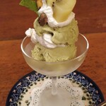 トマト - デザートのピスタチオのアイスクリーム