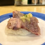 駿河湾朝獲れ回転寿司のぶちゃん - ・まぐろ ほほ肉炙り 1貫 250円