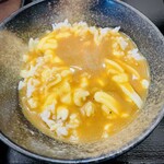 讃岐うどん つる凜 - ピリ辛熱熱あっさりカレーを熱いうちにリゾットに投入しチーズを溶かす。チーズが思ったよりよ〜く伸びーる。期待以上に楽しめた。