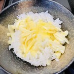 讃岐うどん つる凜 - ご飯は粒感と甘さがあり濃厚チーズが熱熱カレーで溶けて更にご飯がまろやか旨くなる。