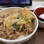 すき家 - 月見すき焼き牛丼650円。生卵付き。