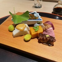 しらに田 - 春菊いくらのせ、里芋揚げ田楽、鯖押寿司、薩摩芋、南瓜、合鴨ロース、たこ、揚げ銀杏